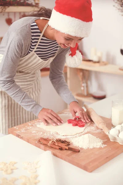 Frau backt Weihnachtskekse in der Küche — Stockfoto