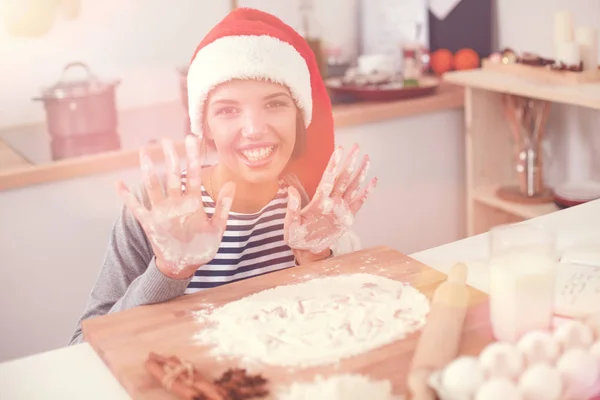 Woman making christmas cookies in the kitchen — Stock Photo, Image