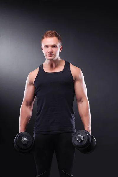 Hombre musculoso guapo haciendo ejercicio con pesas — Foto de Stock