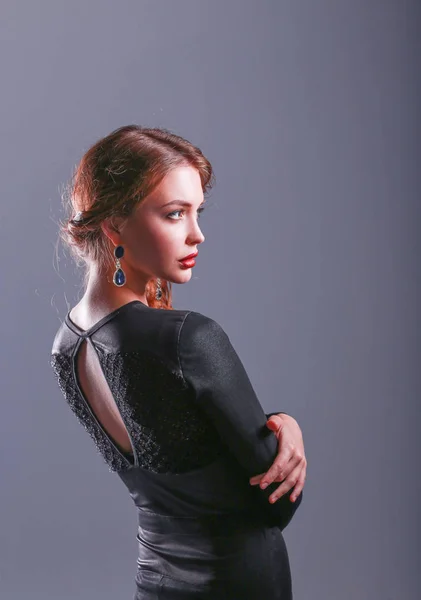 Schöne Frau mit Abendschminke im schwarzen Kleid — Stockfoto