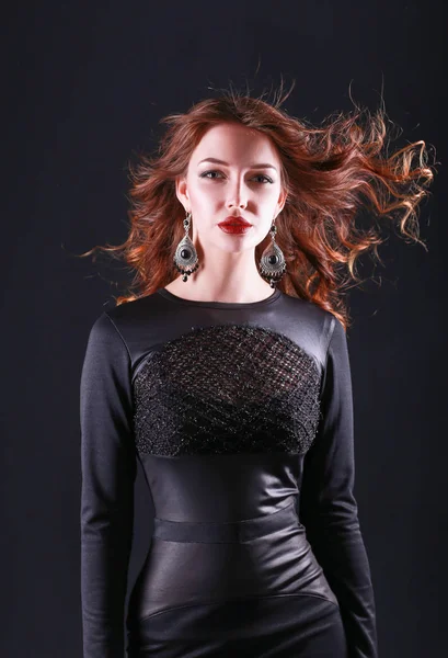 Hermosa mujer con maquillaje de noche en vestido negro — Foto de Stock