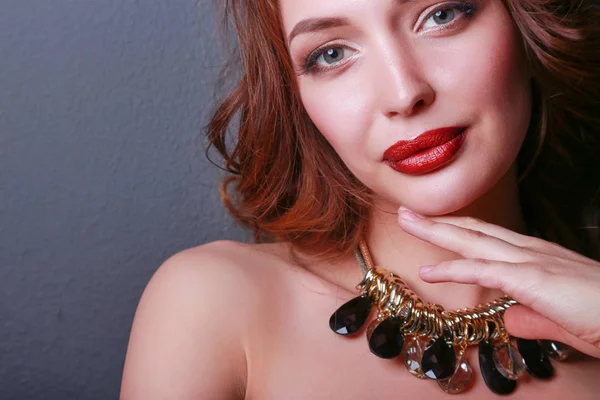 Hermosa mujer con maquillaje de noche en vestido negro — Foto de Stock