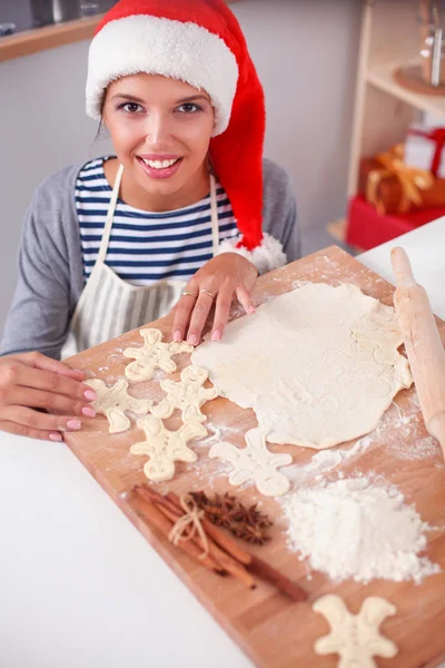 Mujer haciendo galletas de Navidad en la cocina —  Fotos de Stock