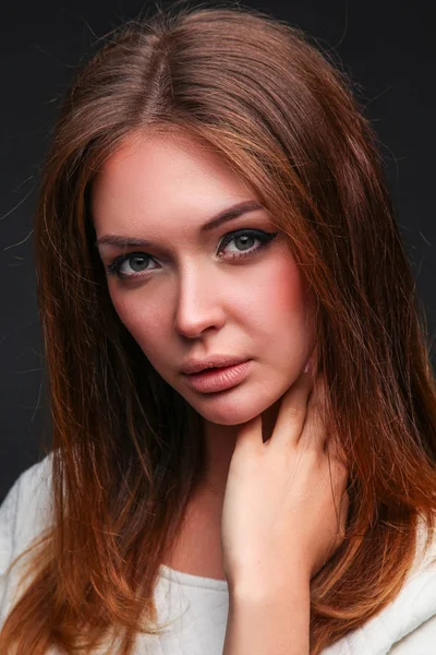 Beleza. Retrato de uma jovem mulher no fundo escuro — Fotografia de Stock