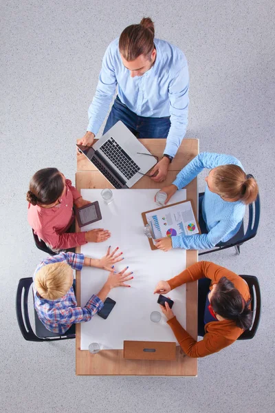 Gente de negocios sentada y discutiendo en la reunión, en la oficina —  Fotos de Stock
