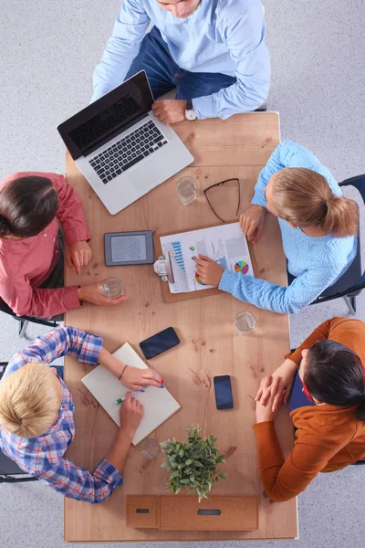 Geschäftsleute sitzen und diskutieren bei Besprechungen, im Büro — Stockfoto