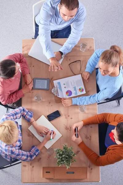 Geschäftsleute sitzen und diskutieren bei Besprechungen, im Büro — Stockfoto