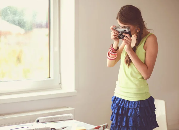 Retrato de una joven fotógrafa hermosa cerca de la mesa — Foto de Stock