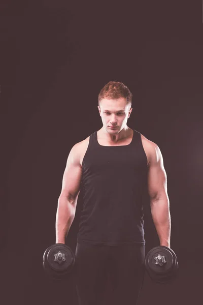 Hombre musculoso guapo haciendo ejercicio con pesas —  Fotos de Stock