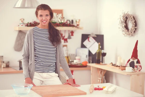 Genç bir kadının portresi mutfak arka planında. — Stok fotoğraf