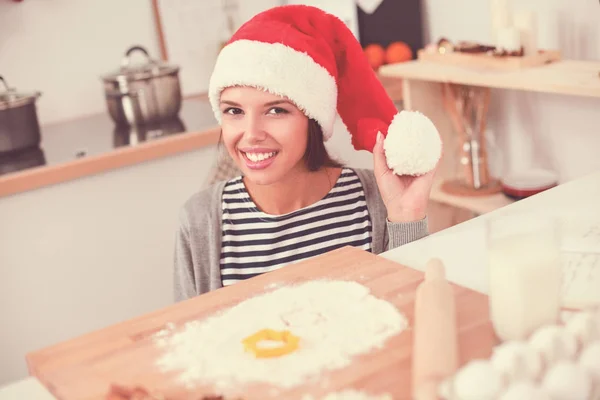 Donna che fa biscotti di Natale in cucina — Foto Stock