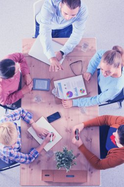 İş adamları toplantıda, ofiste oturup tartışıyorlar.