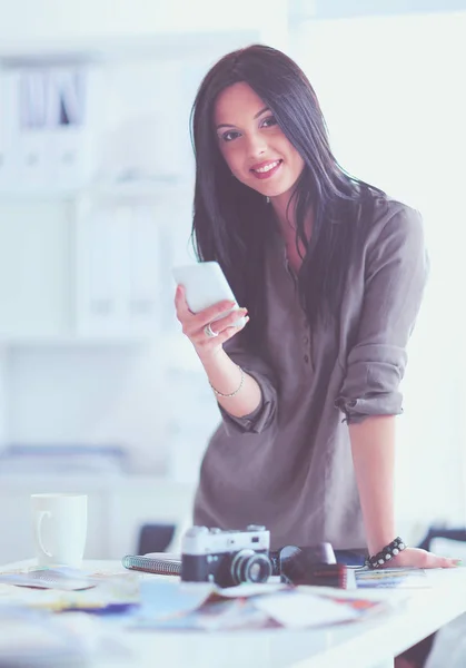 Retrato de una joven sonriente con cámara sentada en un apartamento tipo loft — Foto de Stock