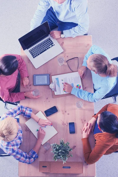 Gente de negocios sentada y discutiendo en la reunión, en la oficina — Foto de Stock