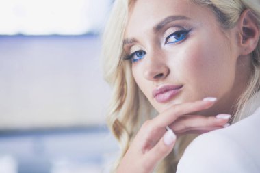 Güzel genç kadın portresi, ofiste oturuyor..