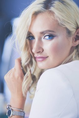 Güzel genç kadın portresi, ofiste oturuyor..