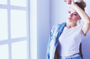 Çalışma odasında duran güzel bir kadın. Güzel kadın..