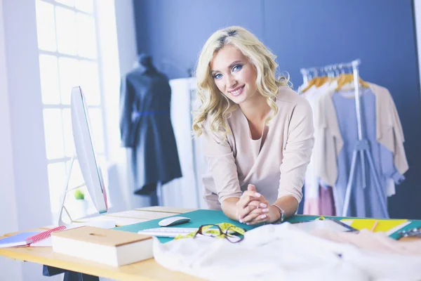 Diseñadora de moda mujer trabajando en sus diseños en el estudio. —  Fotos de Stock