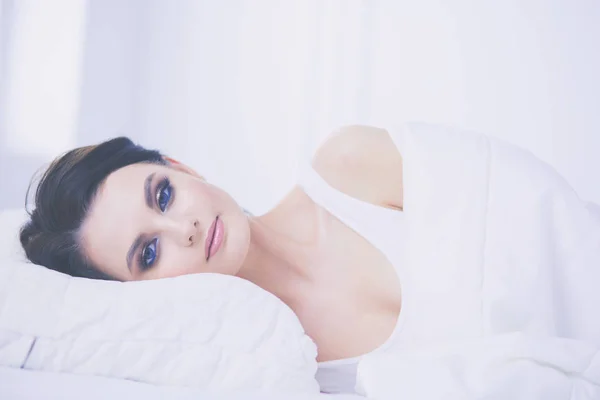 침대에 누워 있는 아름다운 소녀. — 스톡 사진