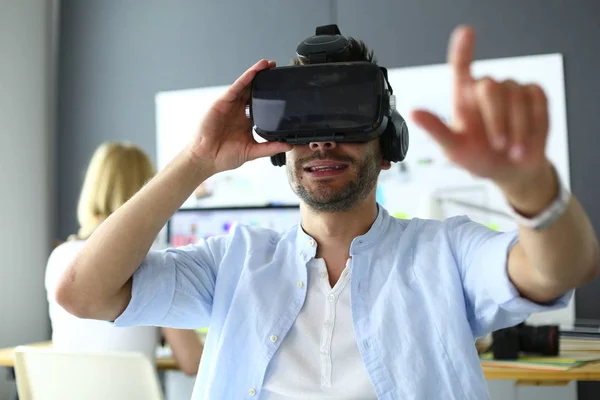 Jeune programmeur de logiciels masculins testant une nouvelle application avec des lunettes de réalité virtuelle 3d au bureau. — Photo