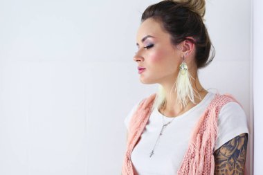 Çalışma odasında duran güzel bir kadın. Güzel kadın..