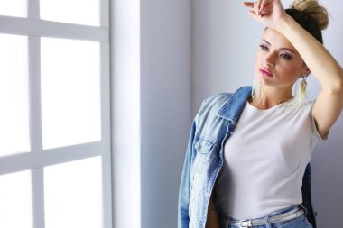 Çalışma odasında duran güzel bir kadın. Güzel kadın..