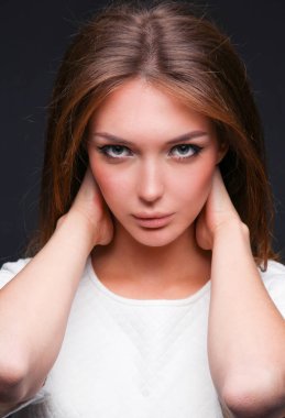 Siyah arka plan üzerine izole güzel bir kadın portresi. Güzel bir kadın portresi
