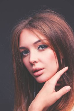 Siyah arka plan üzerine izole güzel bir kadın portresi. Güzel bir kadın portresi
