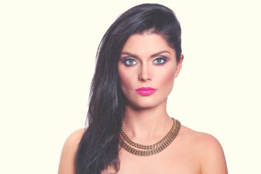 Gri arka planda izole edilmiş güzel bir kadının portresi. Güzel bir kadının portresi