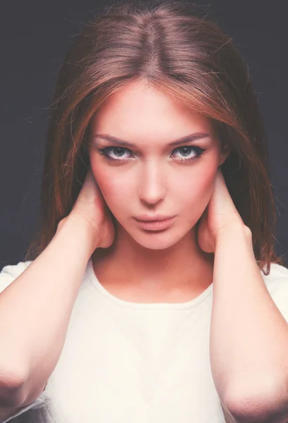 Retrato de una mujer hermosa, aislada sobre fondo negro. Retrato de una mujer hermosa —  Fotos de Stock