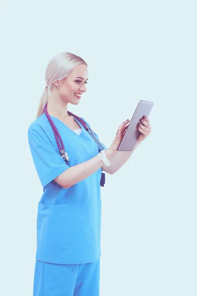 Médico femenino usando una tableta digital y de pie sobre fondo blanco. Mujeres doctores. —  Fotos de Stock