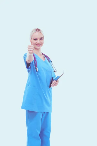 Médica usando um comprimido digital e de pé sobre fundo branco. Mulheres médicas. — Fotografia de Stock