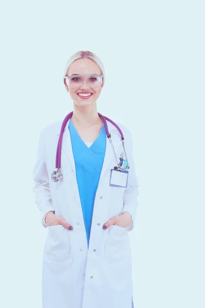 Ritratto di medico donna in piedi contro isolato su sfondo bianco. Donna medico. — Foto Stock