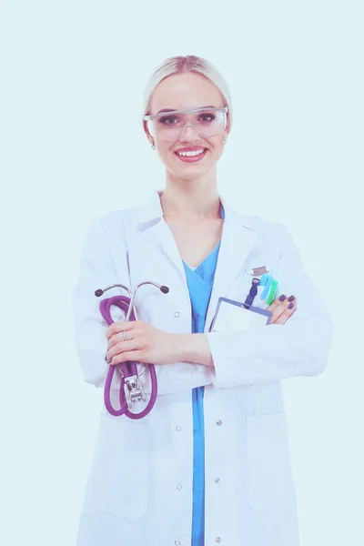 Retrato de doctora de pie contra aislada sobre fondo blanco. Mujer doctora. —  Fotos de Stock