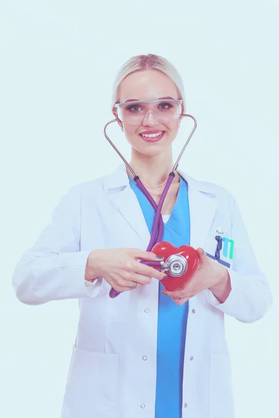 Doctora joven sosteniendo un corazón rojo, aislado sobre fondo blanco. Mujer doctora — Foto de Stock