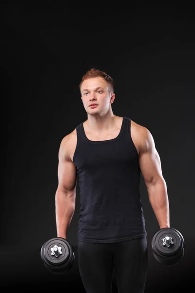 Bonito homem musculoso trabalhando com halteres — Fotografia de Stock