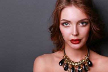 Siyah elbiseli, akşam makyajlı güzel bir kadın.