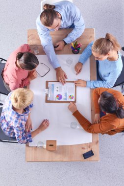 İş adamları toplantıda, ofiste oturup tartışıyorlar.