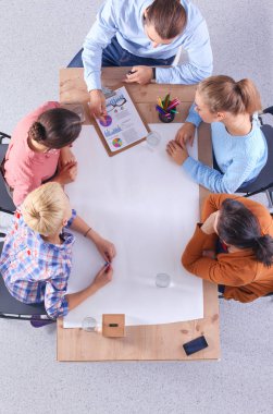 İş adamları toplantıda, ofiste oturup tartışıyorlar..