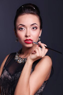 Siyah arka planda duran Retro kadın portresi