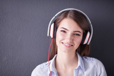 Katta oturan ve müzik dinleme genç mutlu kız