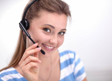 Elinde evrakları olan kadın masanın üstünde oturuyor.