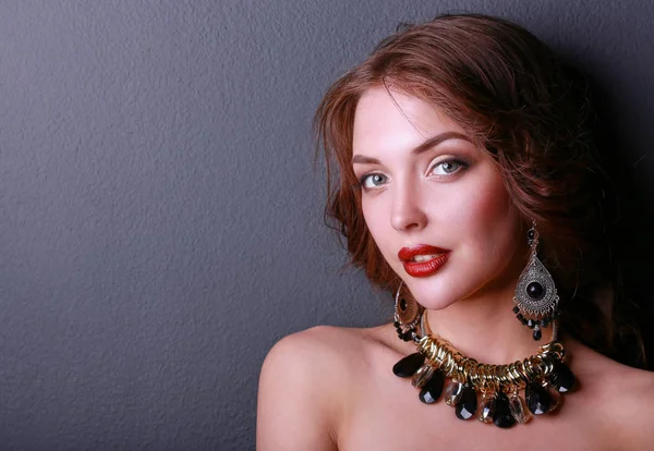 Hermosa mujer con maquillaje de noche en vestido negro — Foto de Stock