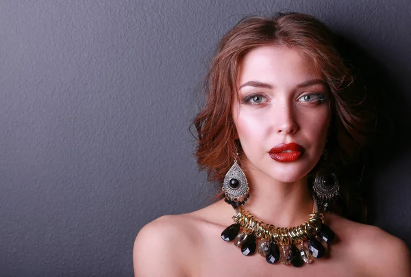 Hermosa mujer con maquillaje de noche en vestido negro — Foto de Stock