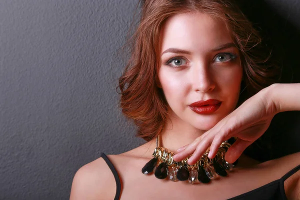 Hermosa mujer con maquillaje de noche en vestido negro — Foto de Stock