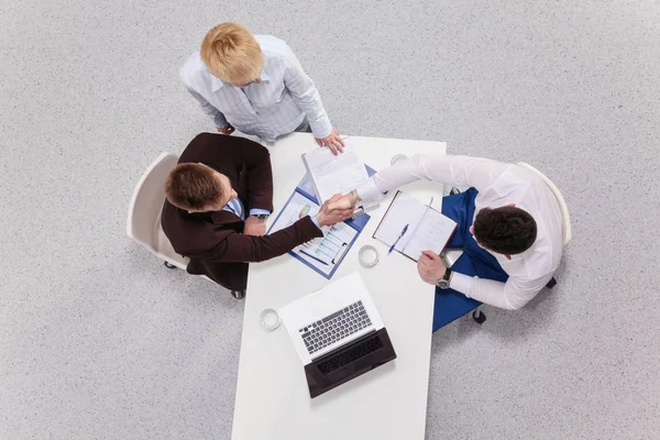 Empresários que se sentam e discutem na reunião, no escritório — Fotografia de Stock