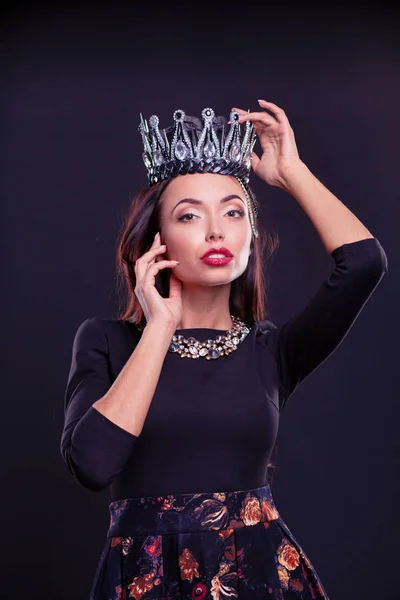 Retrato de uma menina bonita na coroa — Fotografia de Stock