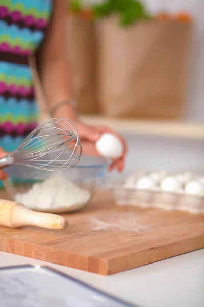 Woman is making cakes in the kitchen — Stock Photo, Image