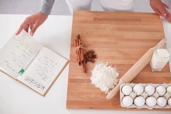 Vrouw maakt kerstkoekjes in de keuken — Stockfoto