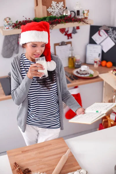 Woman making christmas cookies in the kitchen — Stock Photo, Image